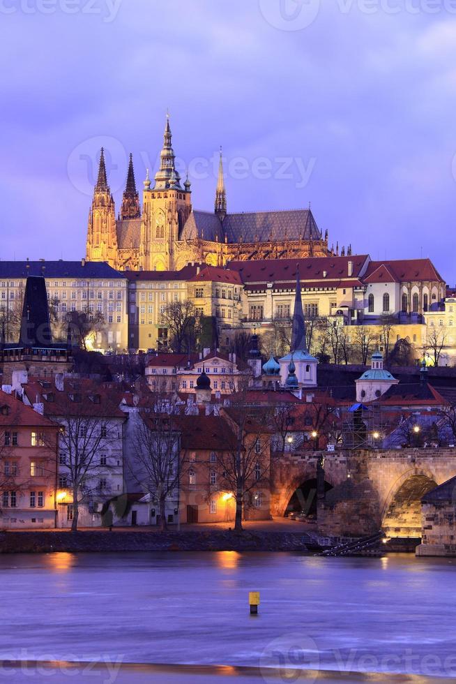 vista de praga con el castillo gótico y el puente de carlos foto