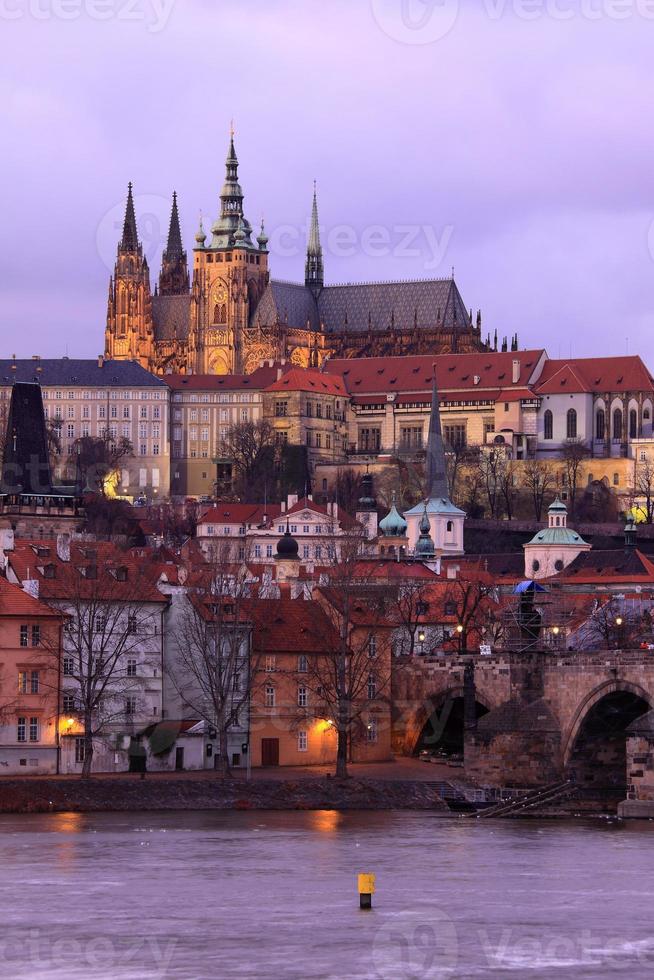 vista de praga con el castillo gótico foto