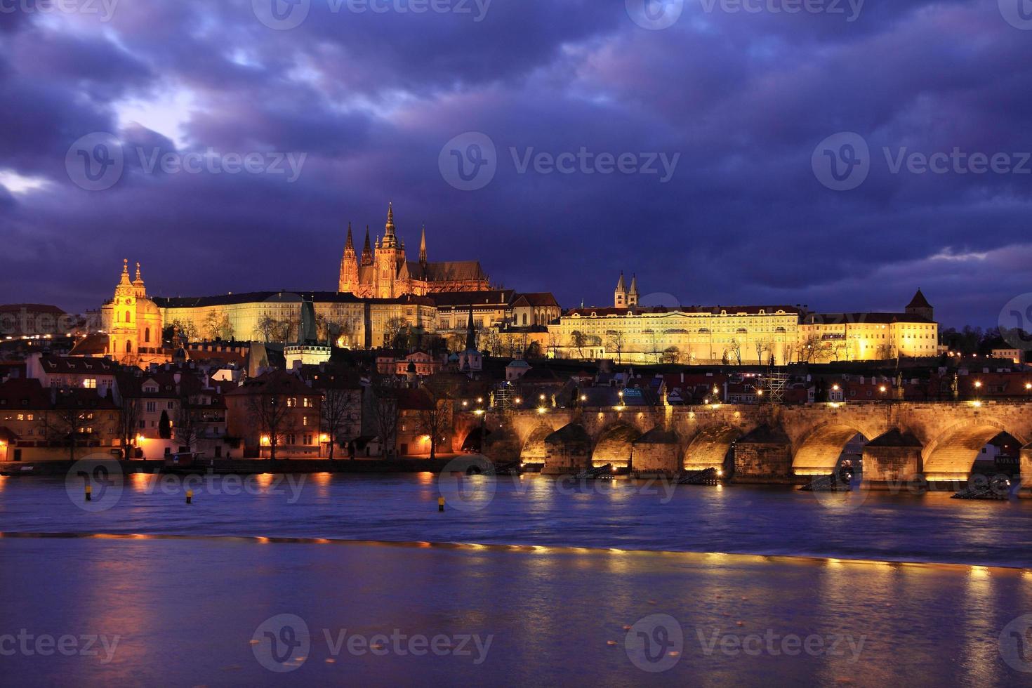 vista de praga con el castillo gótico foto