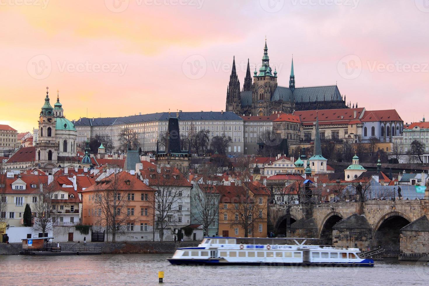 vista de praga con el castillo gótico foto