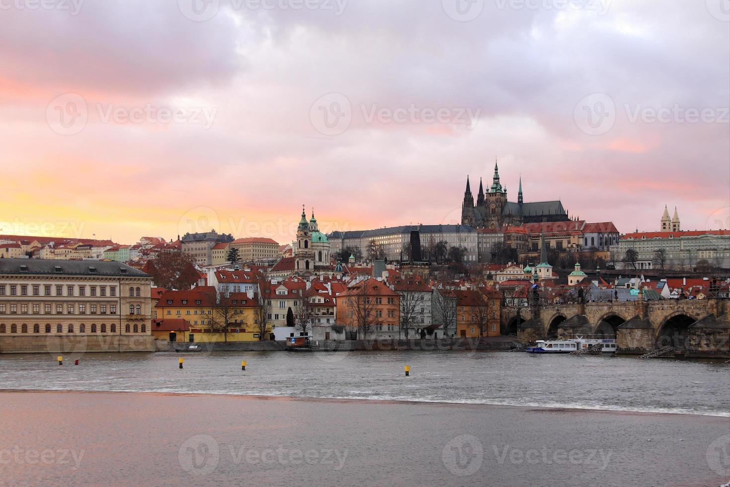 vista de praga con el castillo gótico foto