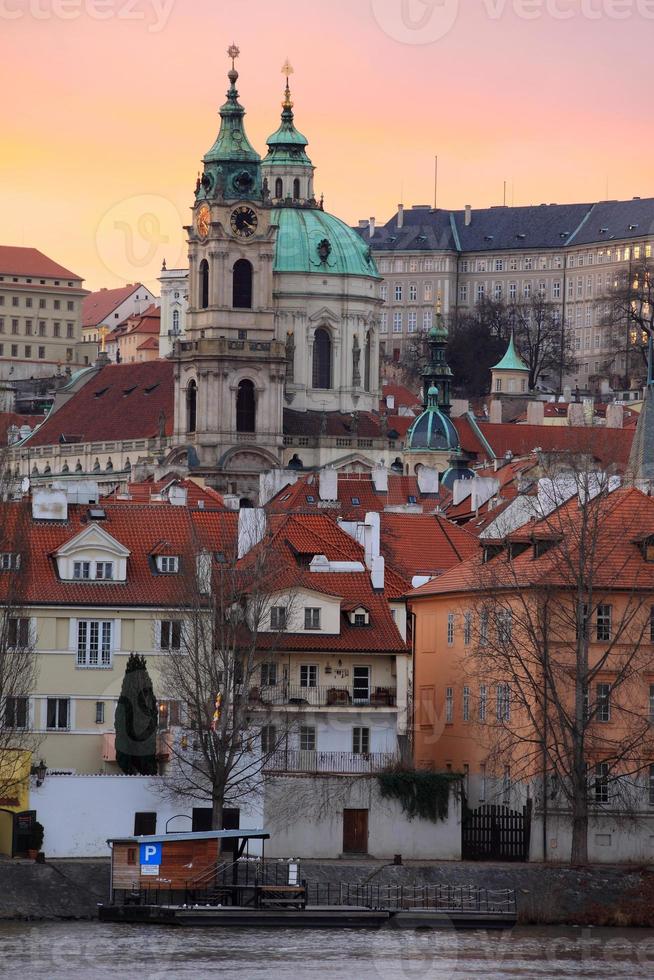 S t. Catedral de San Nicolás en Praga, República Checa foto