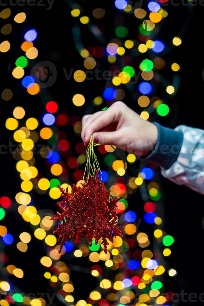 mujer sosteniendo decoración navideña foto