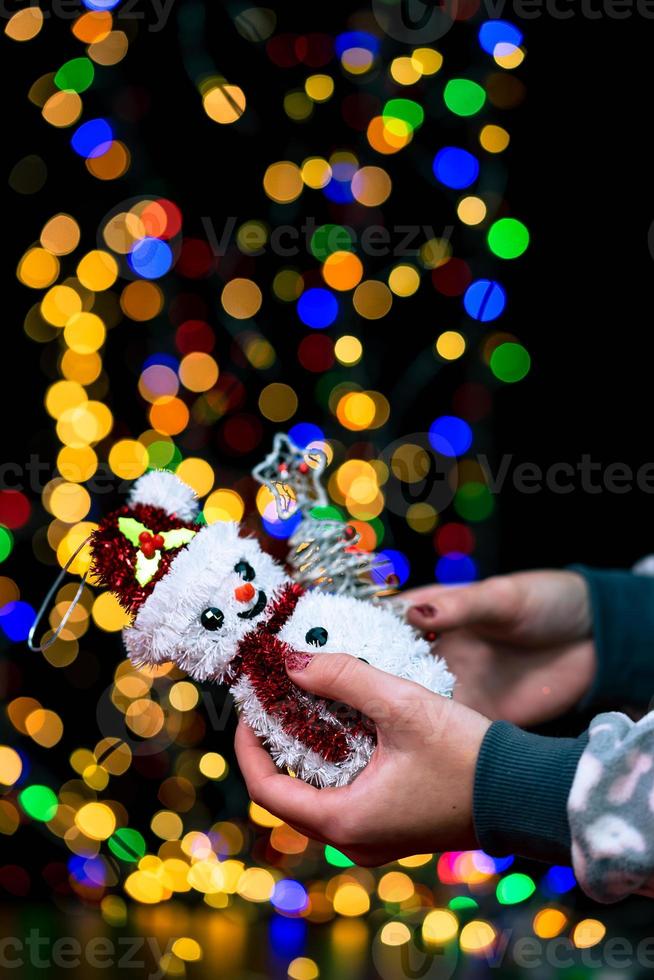 mujer sosteniendo decoración navideña foto