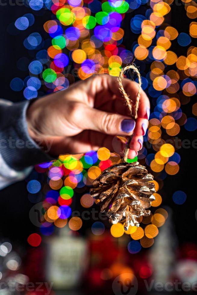 mano que sostiene la decoración navideña foto