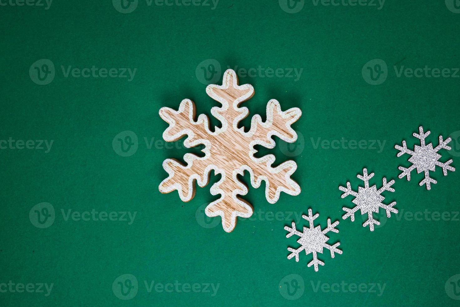 Copos de nieve decoración navideña sobre fondo verde foto