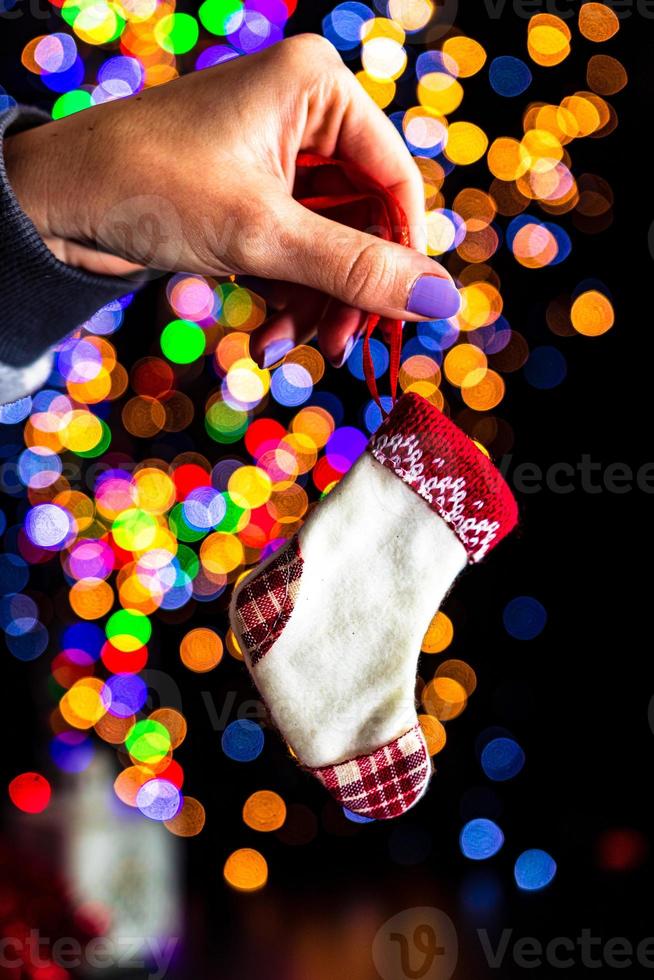 mano que sostiene la decoración navideña foto