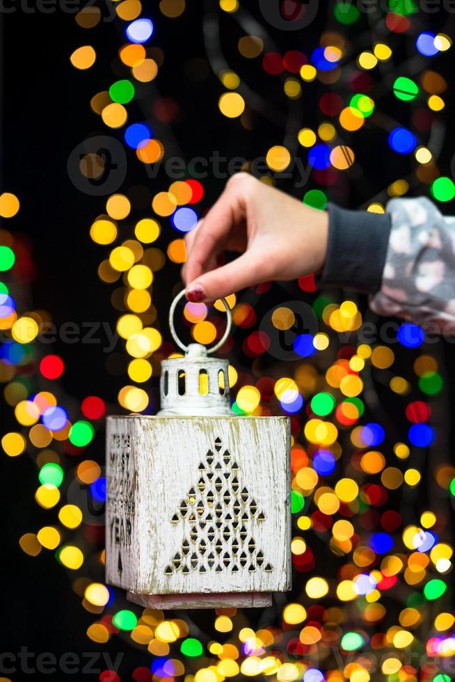 mujer sosteniendo decoración navideña foto