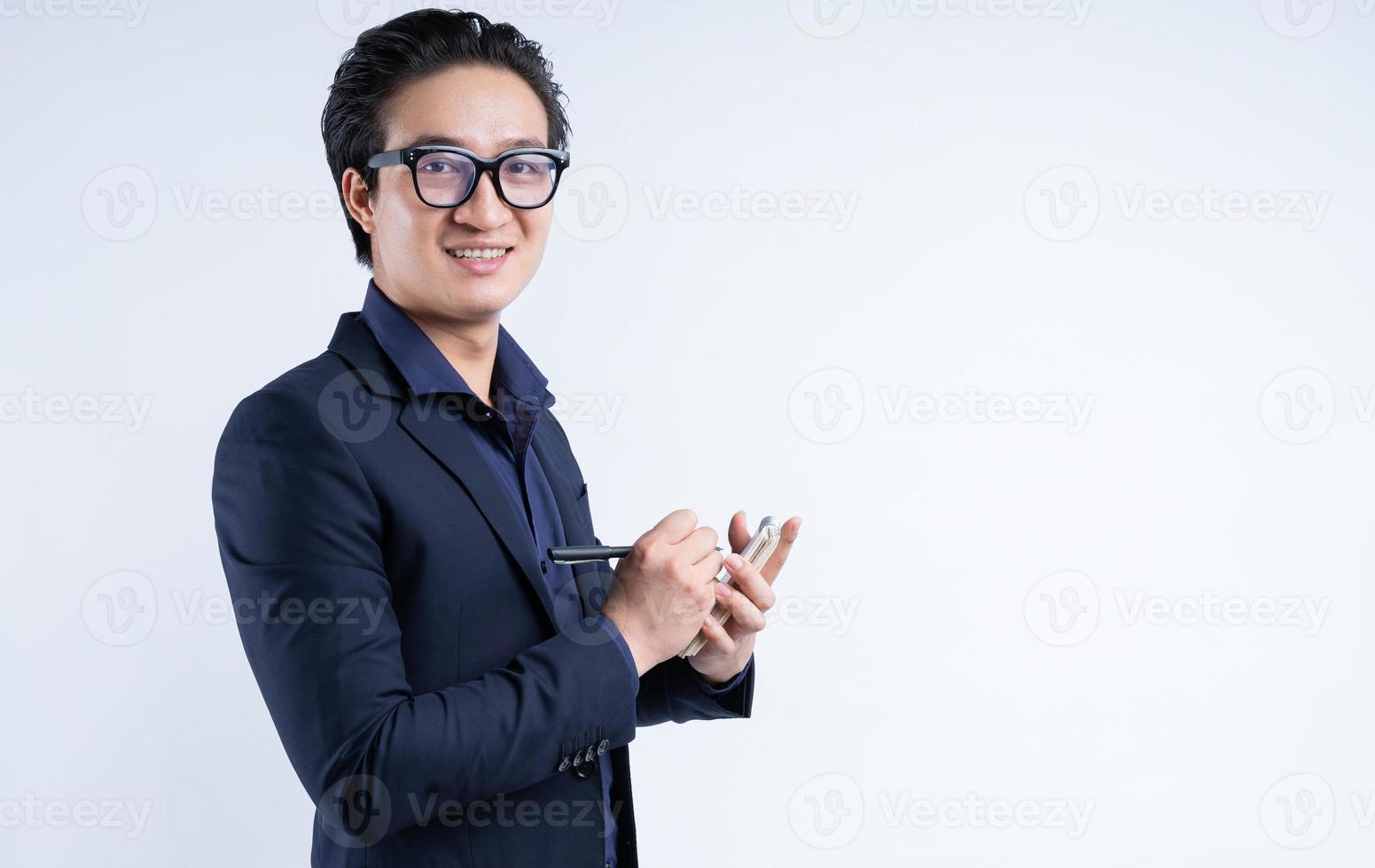 retrato de hombre de negocios asiático tomando notas foto