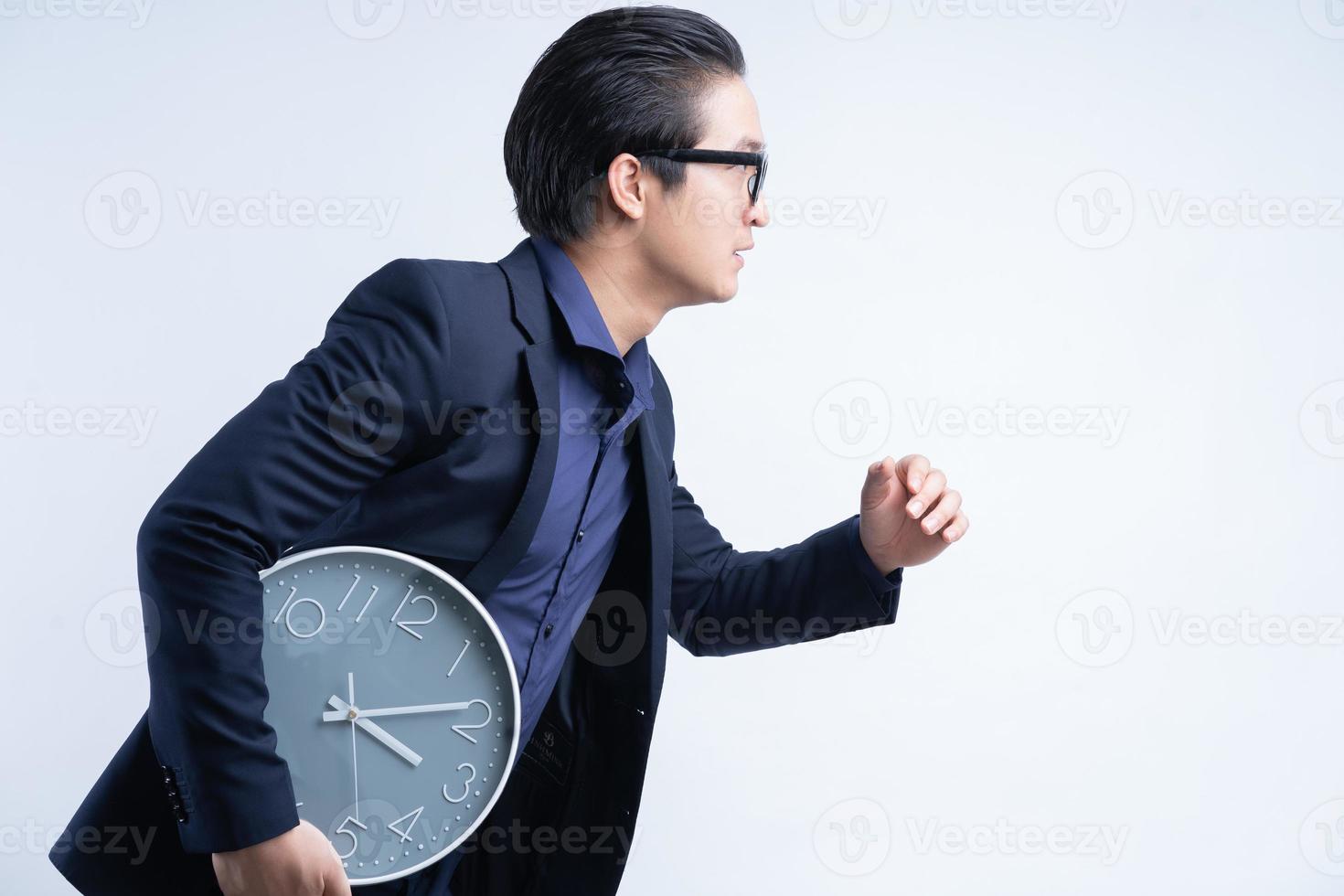 retrato, de, asiático, hombre de negocios, tenencia, reloj foto