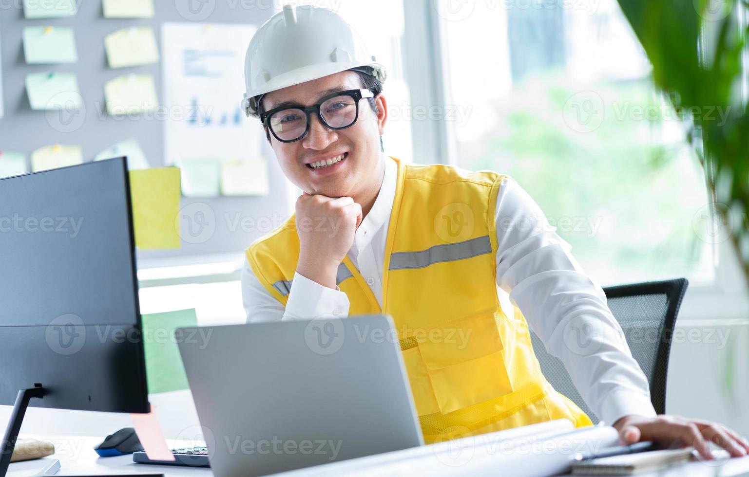 ingeniero asiático trabajando en computadora foto