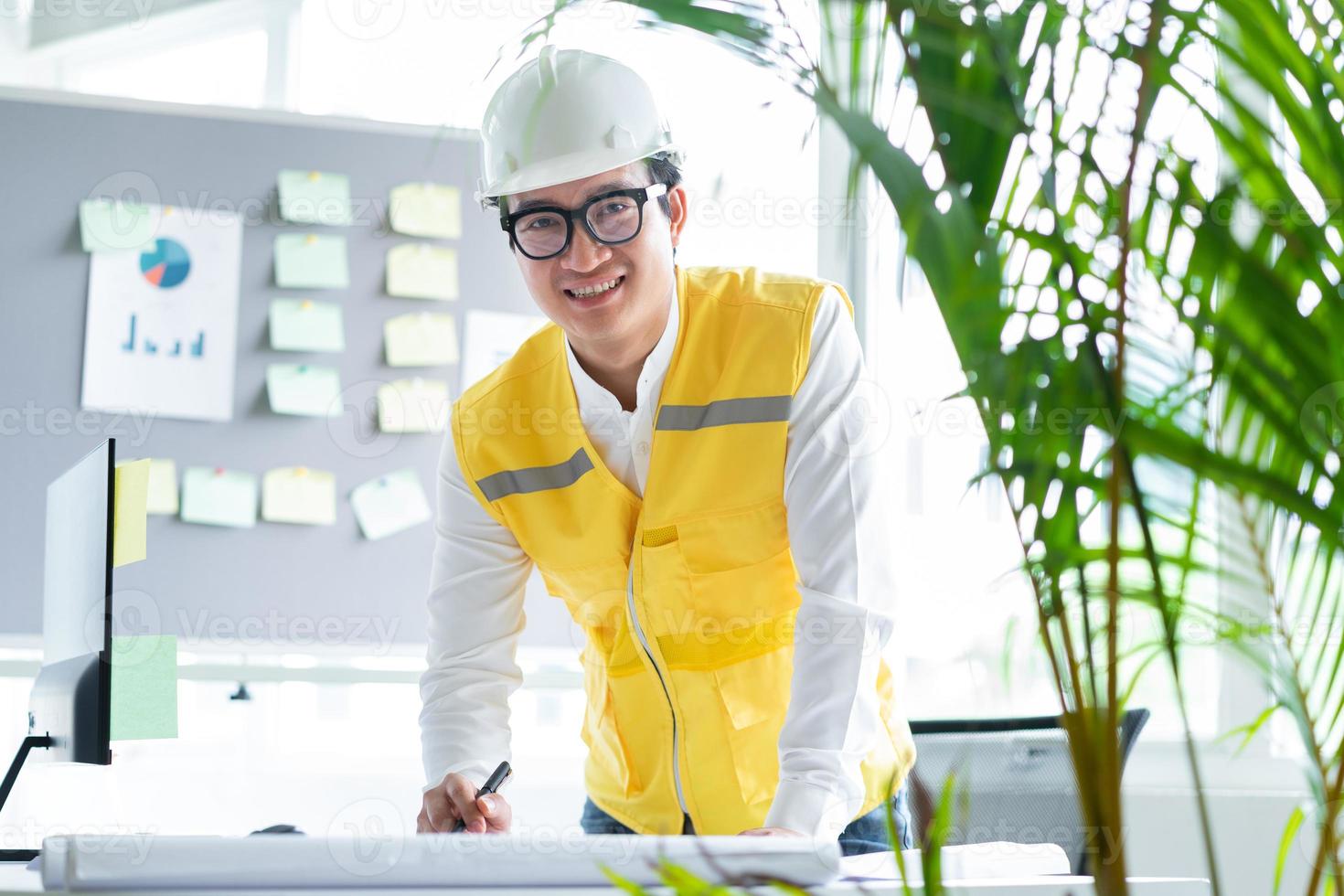 ingenieros asiáticos están haciendo dibujos de construcción foto