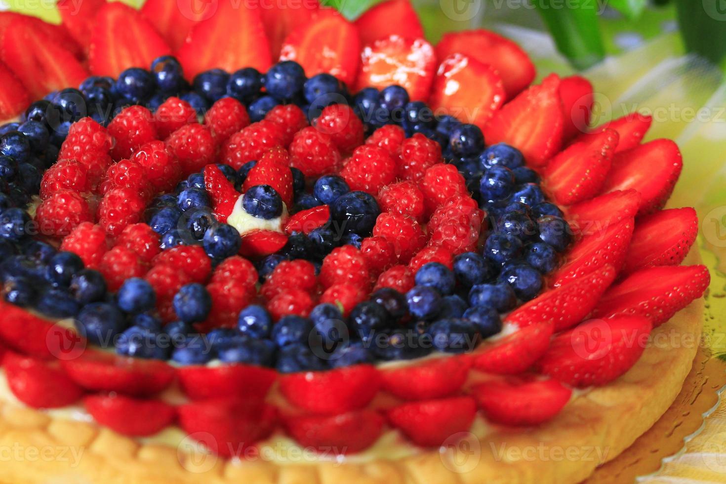 pastel de frutas con fresas y arándanos foto