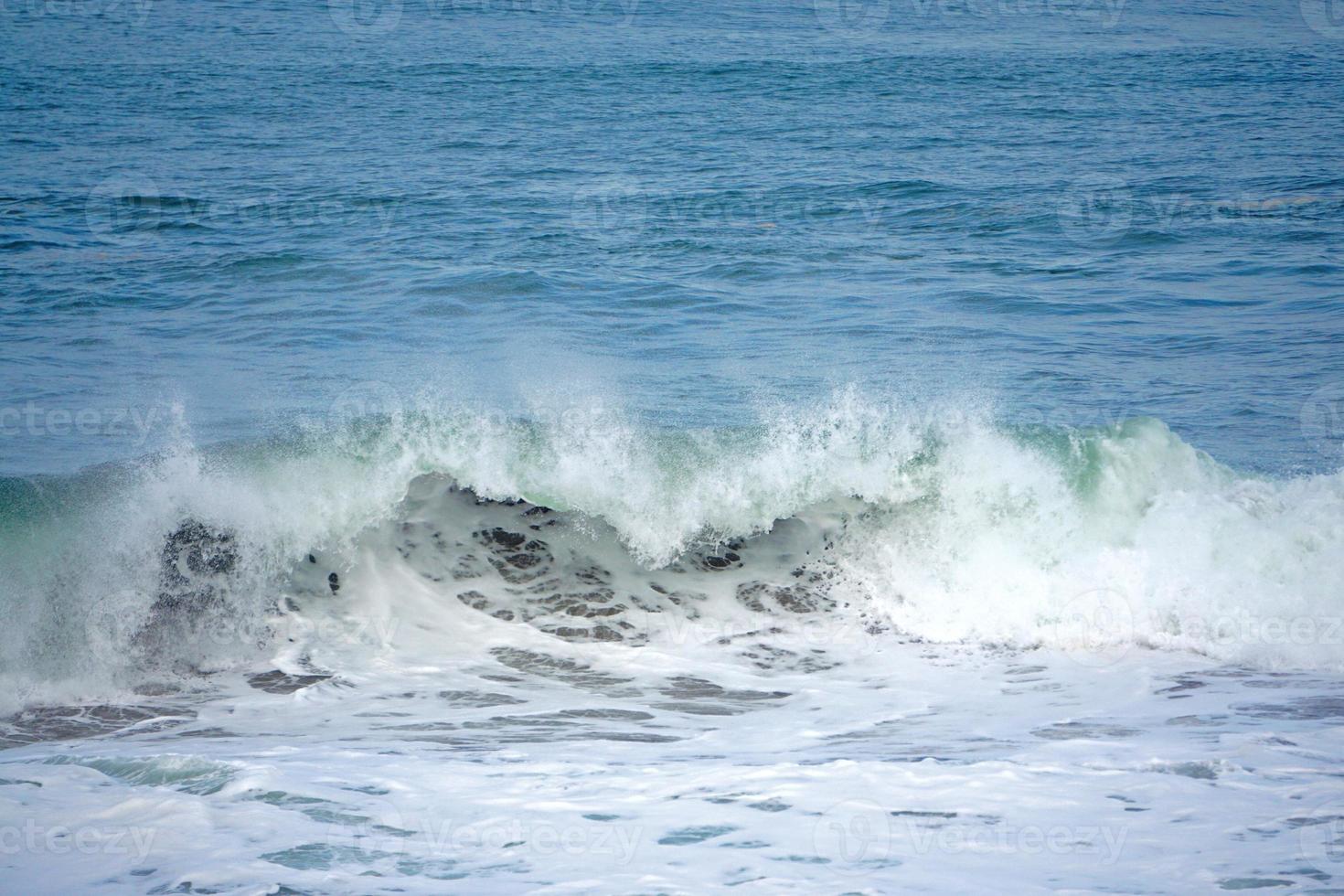 olas en el mar azul en la costa foto