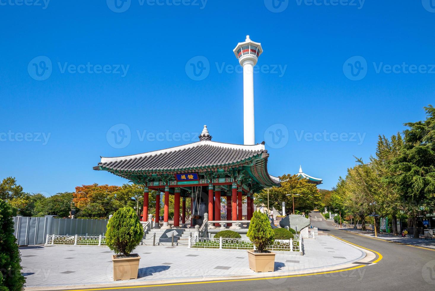 Parque Yongdusan con Bell Pavilion en Busan, Corea del Sur foto