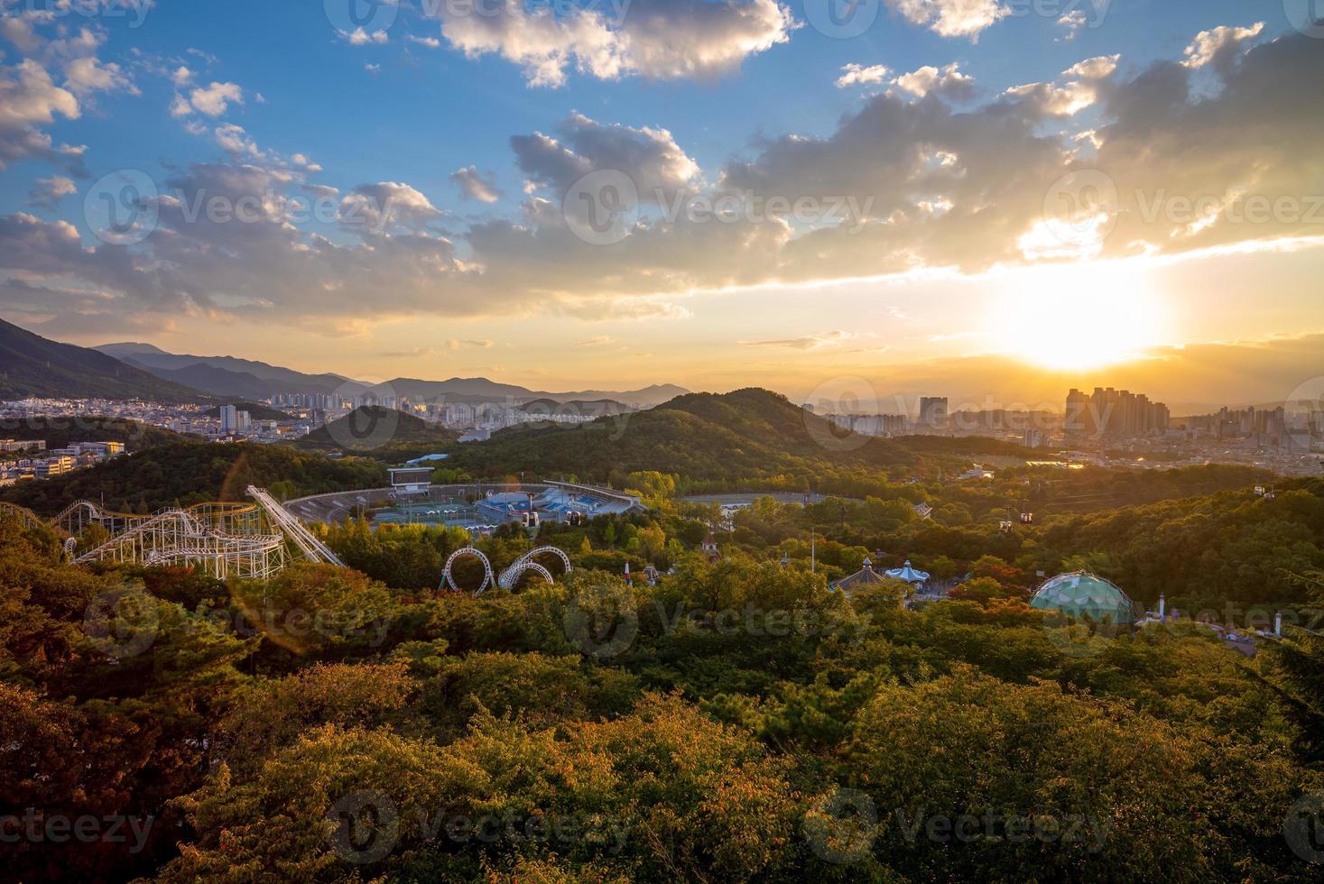 vista aérea de daegu al anochecer, corea del sur foto