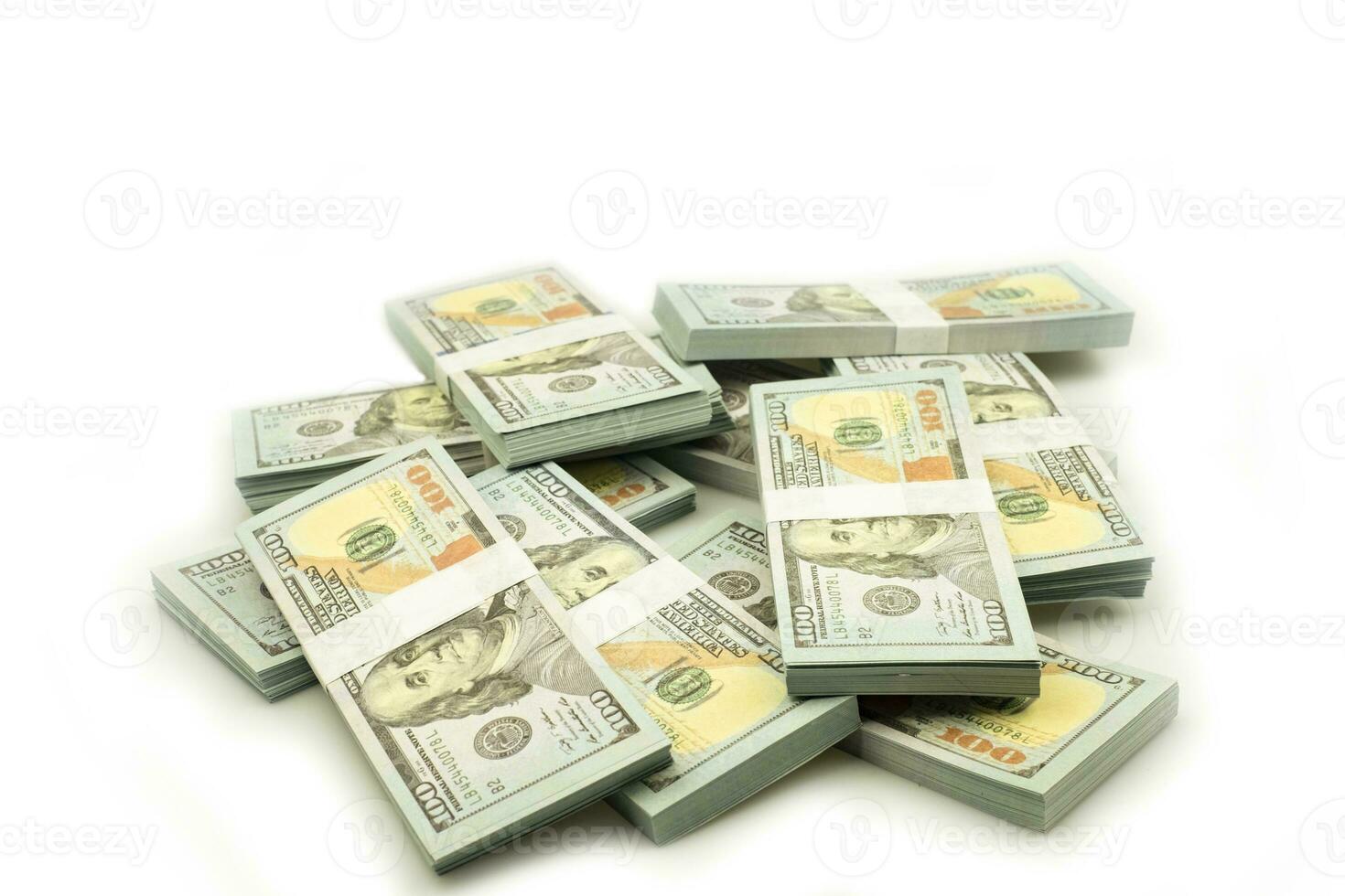 Pila de paquetes de billetes de 100 dólares estadounidenses sobre fondo blanco. foto