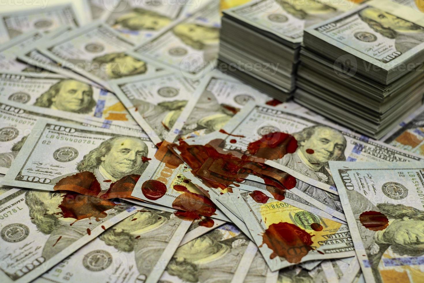 Pila de paquetes de billetes de 100 dólares estadounidenses ensangrentados foto