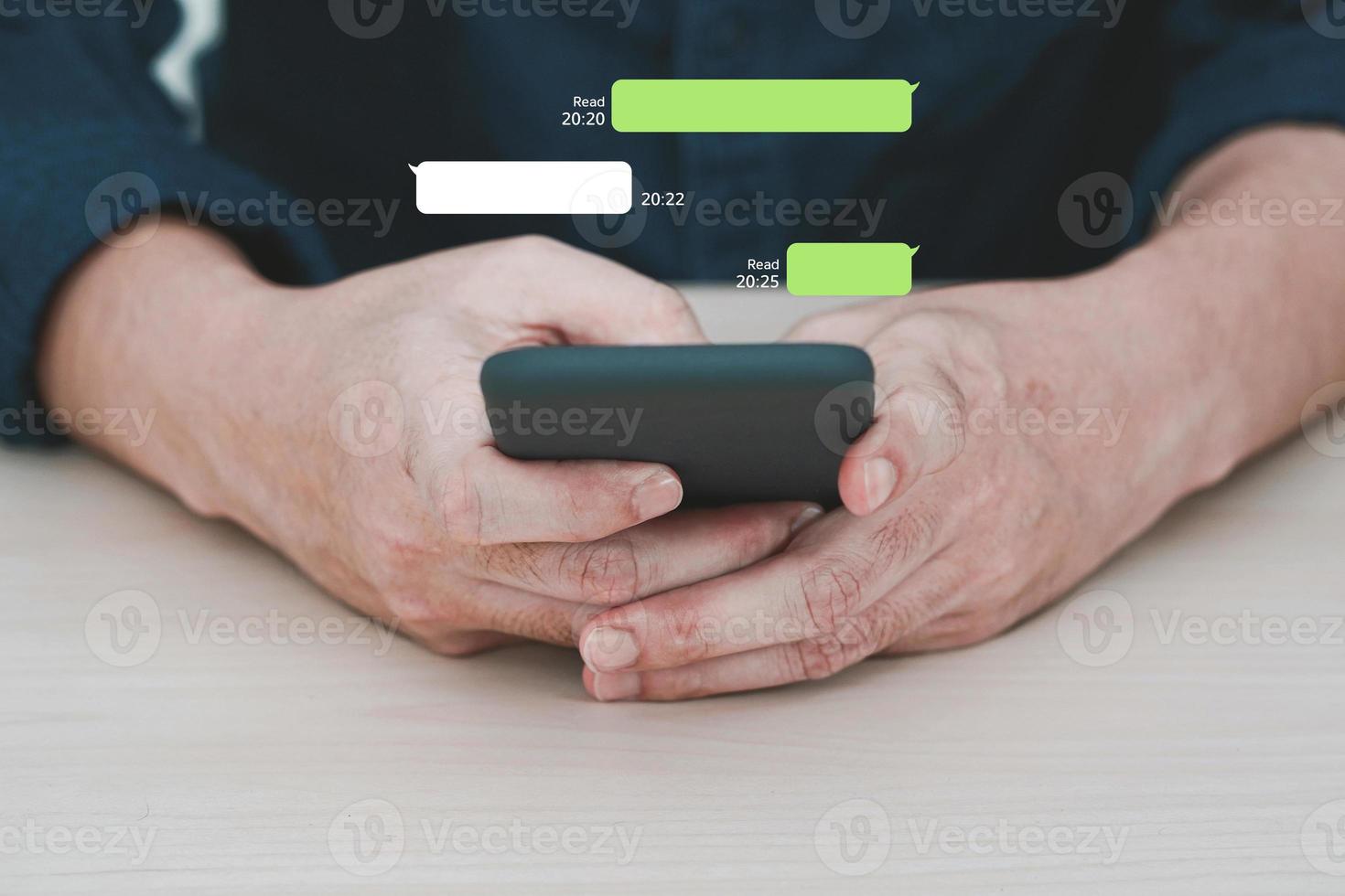 hombre usando la aplicación de mensajería instantánea en el teléfono móvil. chat móvil en línea. foto