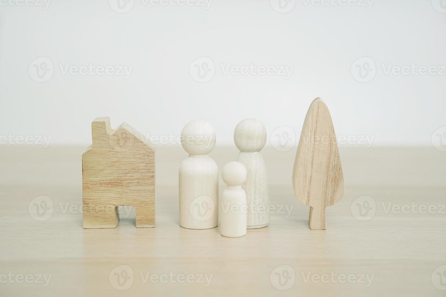 muñeca de madera de la familia en la mesa de madera. concepto de familia de peg doll. enfoque selectivo. foto