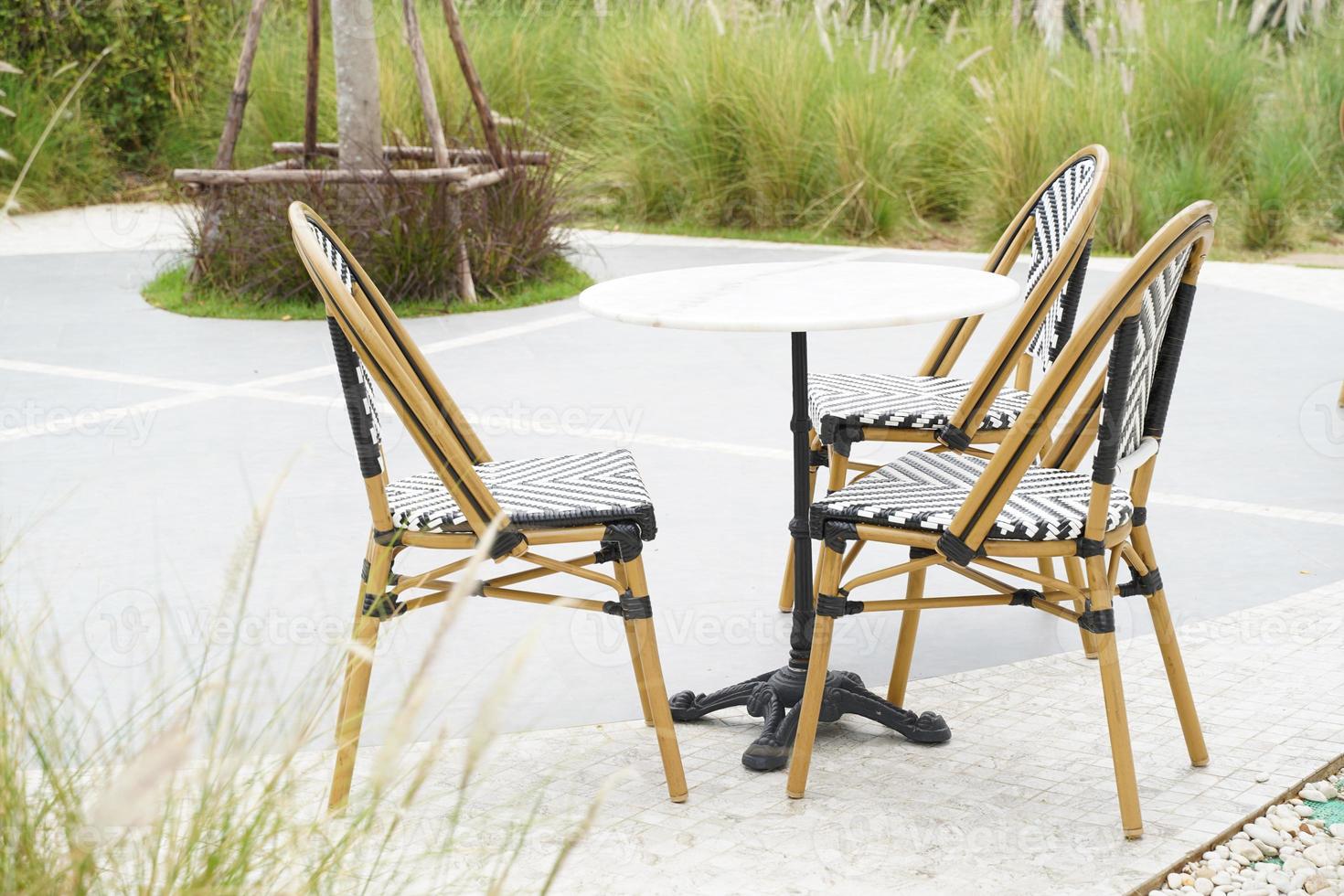 Conjunto de muebles, mesa y sillas para fiesta al aire libre. Mesa de comedor y sillas en el patio trasero. foto