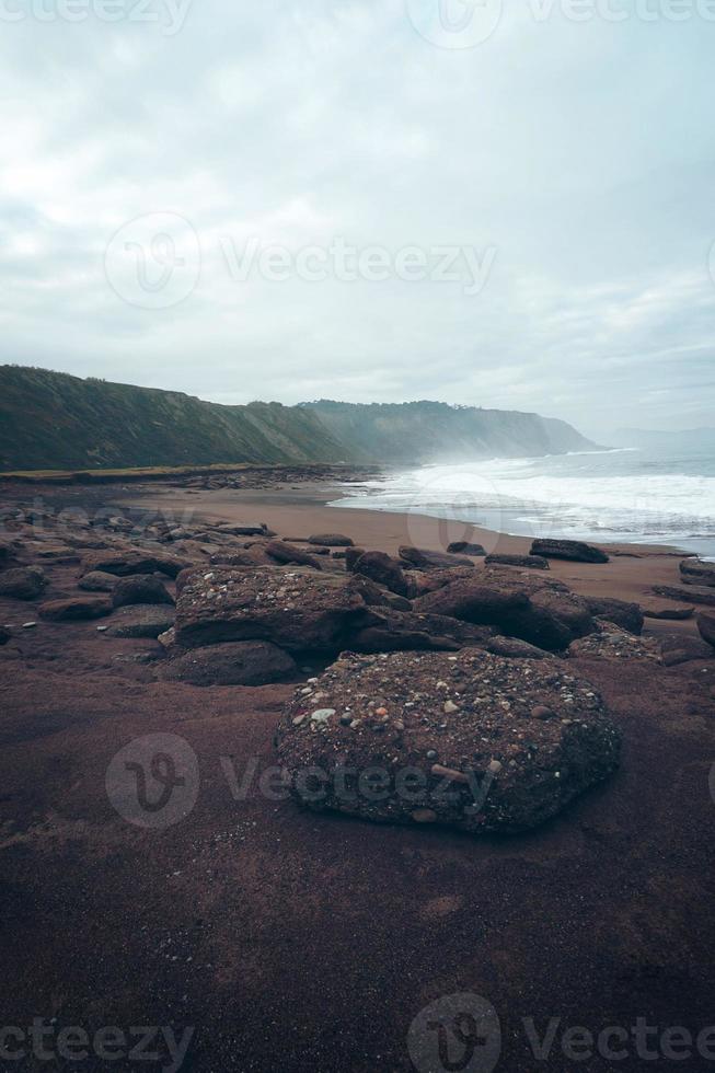 paisaje de playa en la costa de bilbao españa foto