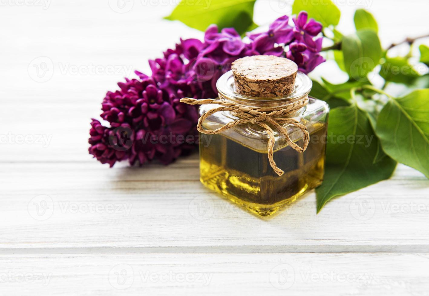 aceite de spa con flores lilas foto