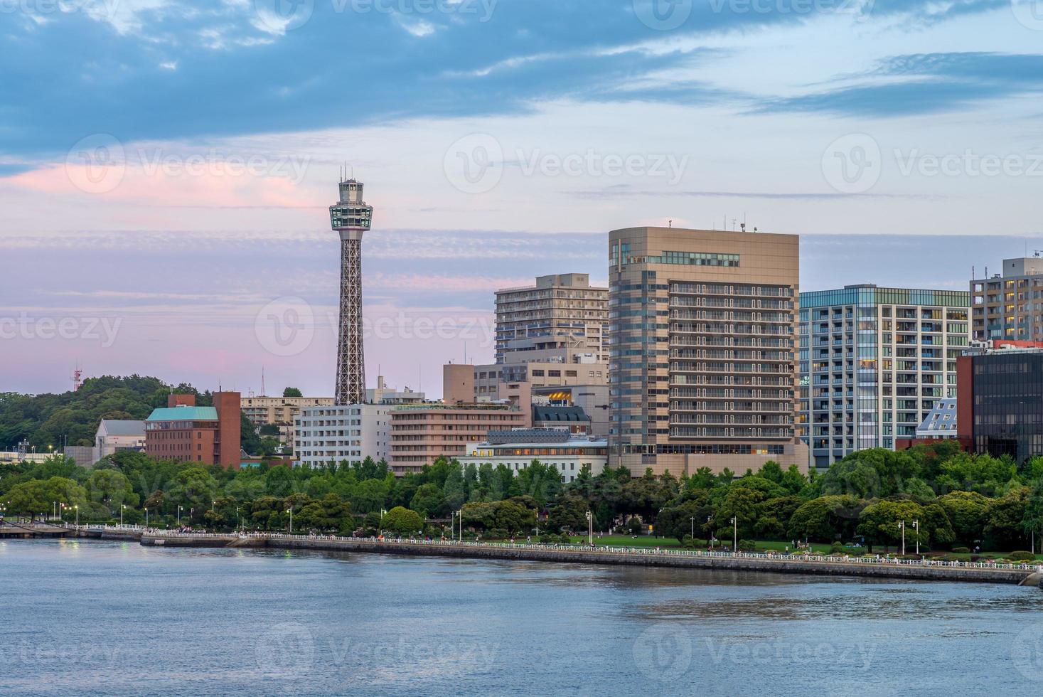 Horizonte del puerto de Yokohama en la prefectura de Kanagawa de Japón foto