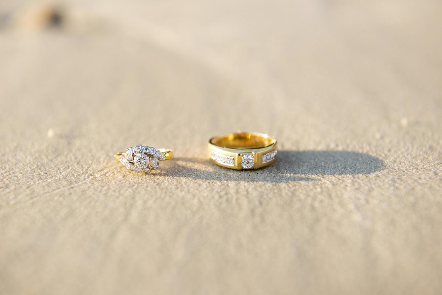 par de anillo de bodas en la playa foto