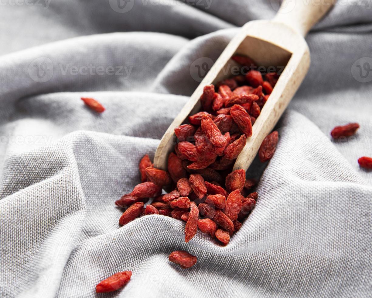 bayas rojas secas de goji para una dieta saludable. foto