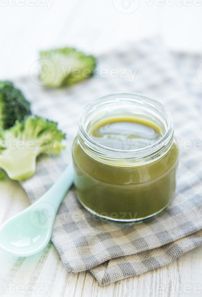 comida para bebé. puré de brócoli verde orgánico con ingredientes. foto