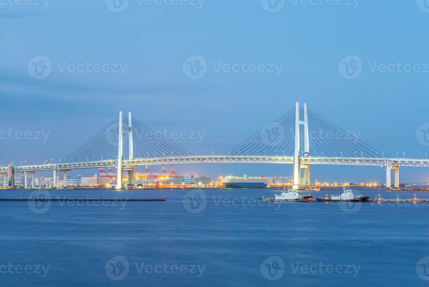 Puente de la bahía de Yokohama en Japón al atardecer foto