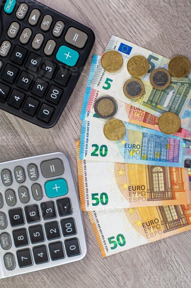 Euro dinero de diferentes denominaciones y calculadoras. foto