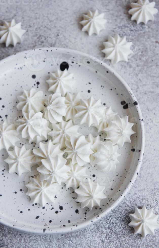 pequeños merengues blancos en el cuenco de cerámica foto