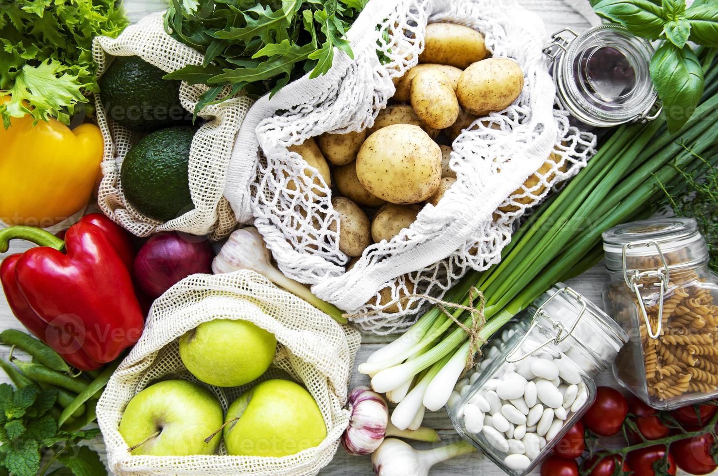 verduras frescas en bolsa de algodón ecológico foto