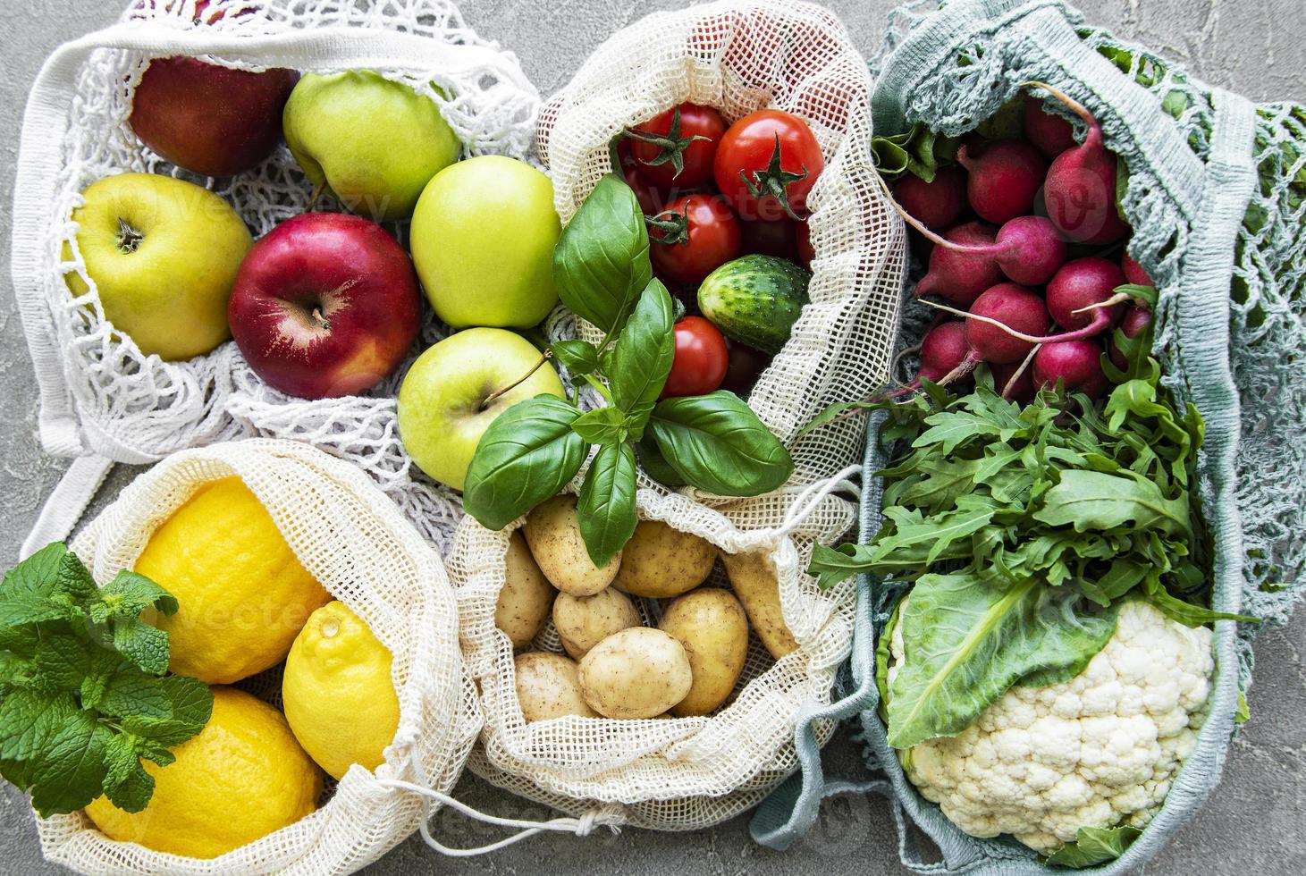 verduras y frutas frescas en bolsa de hilo ecológica foto