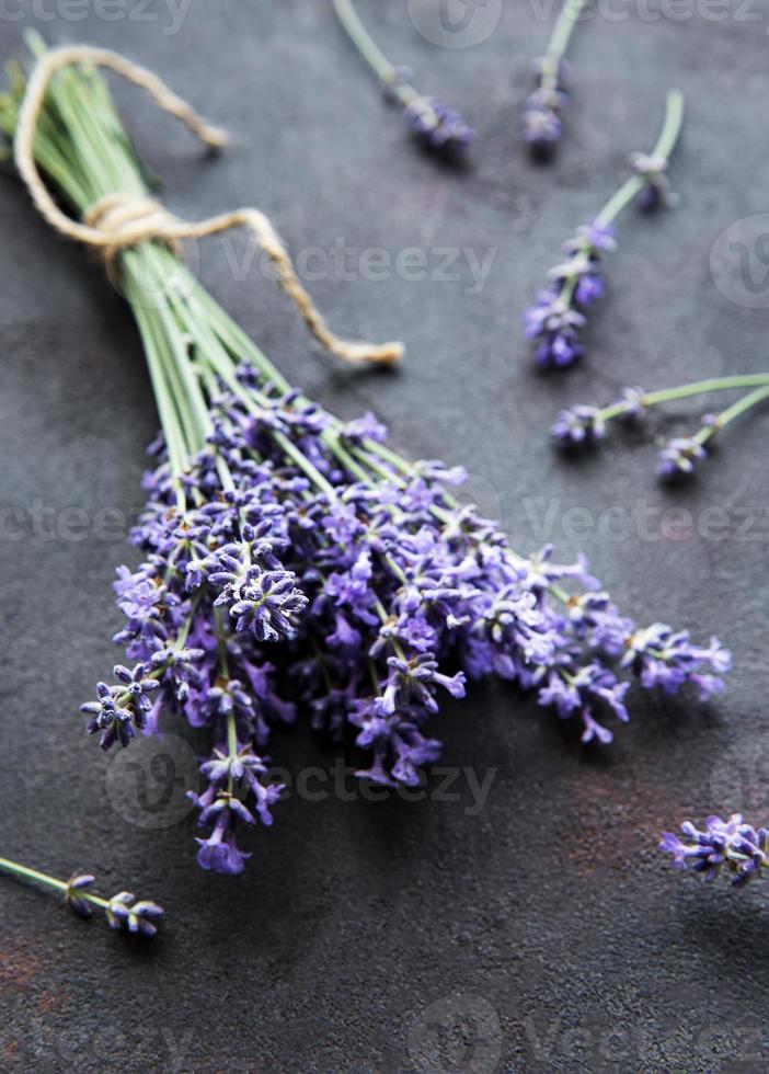 ramo de lavanda sobre un fondo negro foto