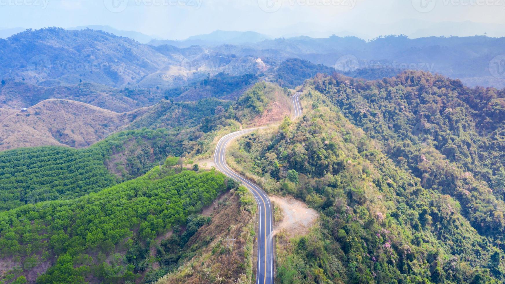 vista de la carretera en la montaña desde arriba foto