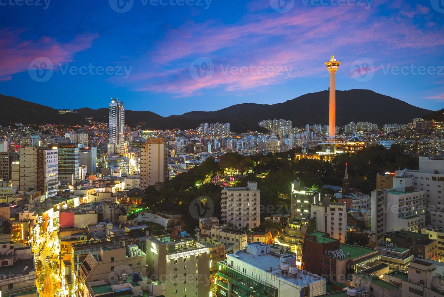 vista nocturna de busan en corea del sur foto