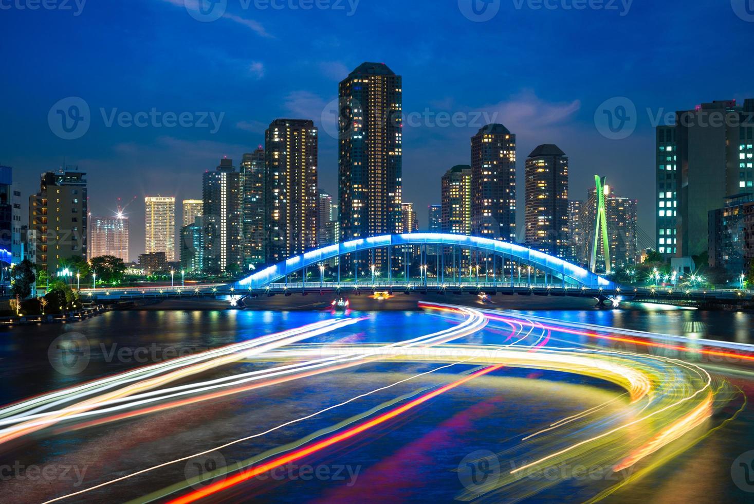 Horizonte de tsukishima en Tokio por la noche foto