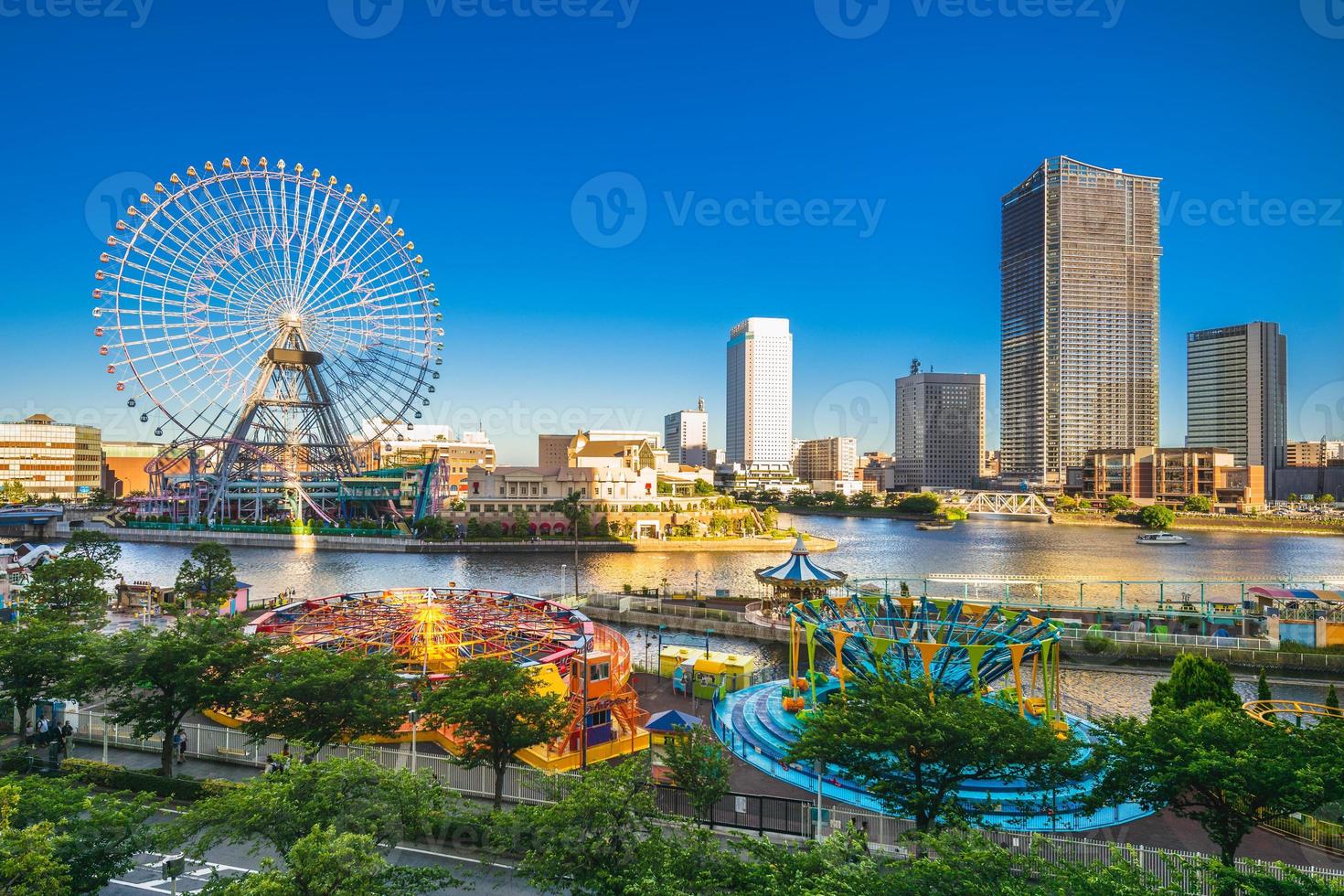 Horizonte del puerto de Yokohama con noria en Japón foto