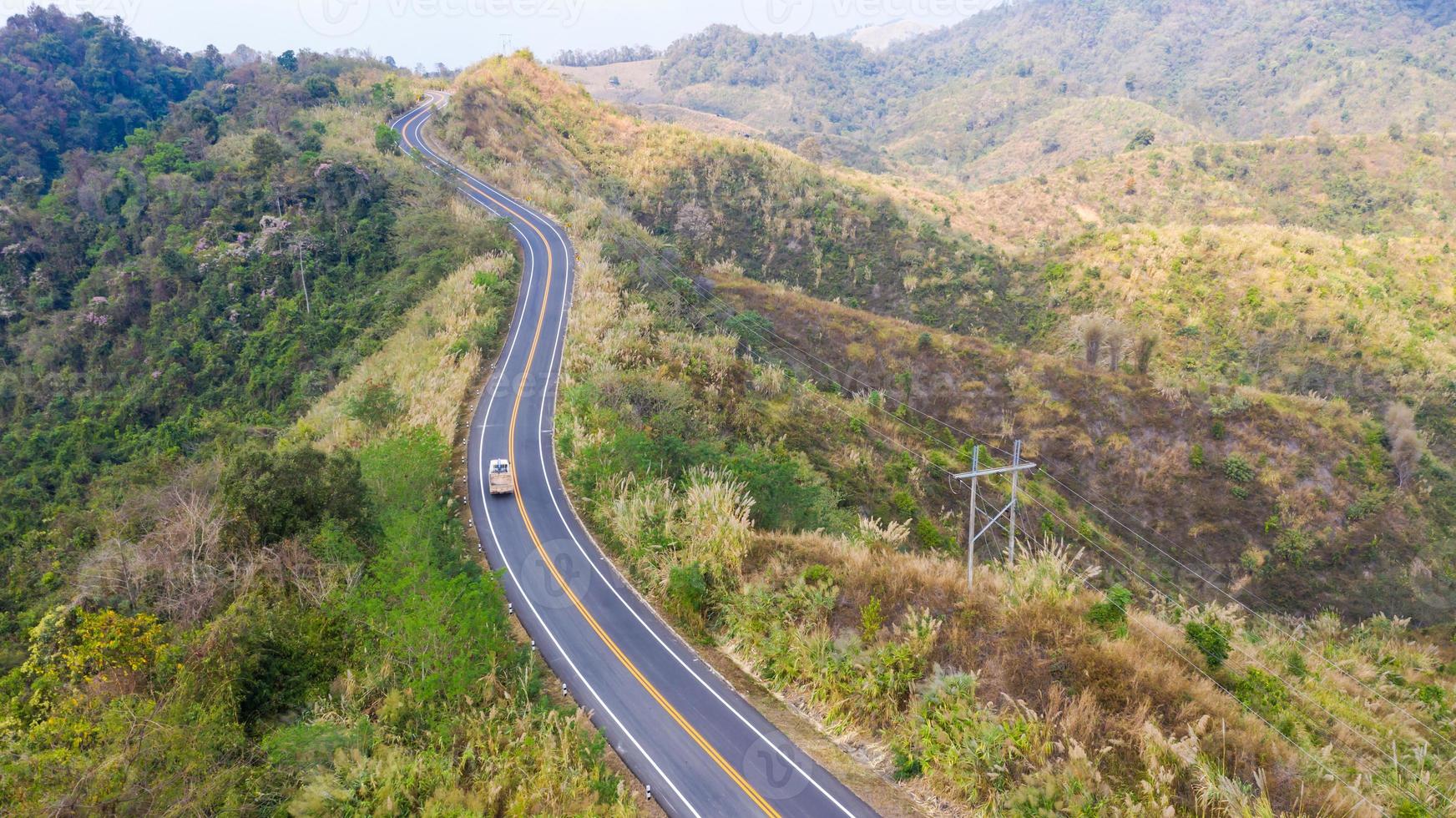 vista de la carretera con coche en la montaña desde arriba foto