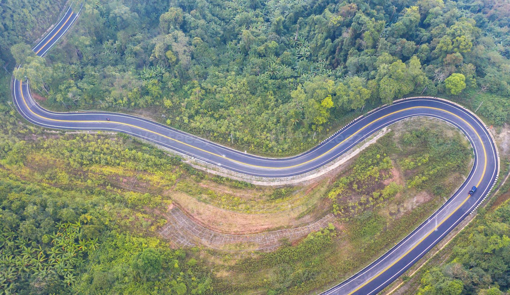 vista aérea superior de una carretera en el bosque foto