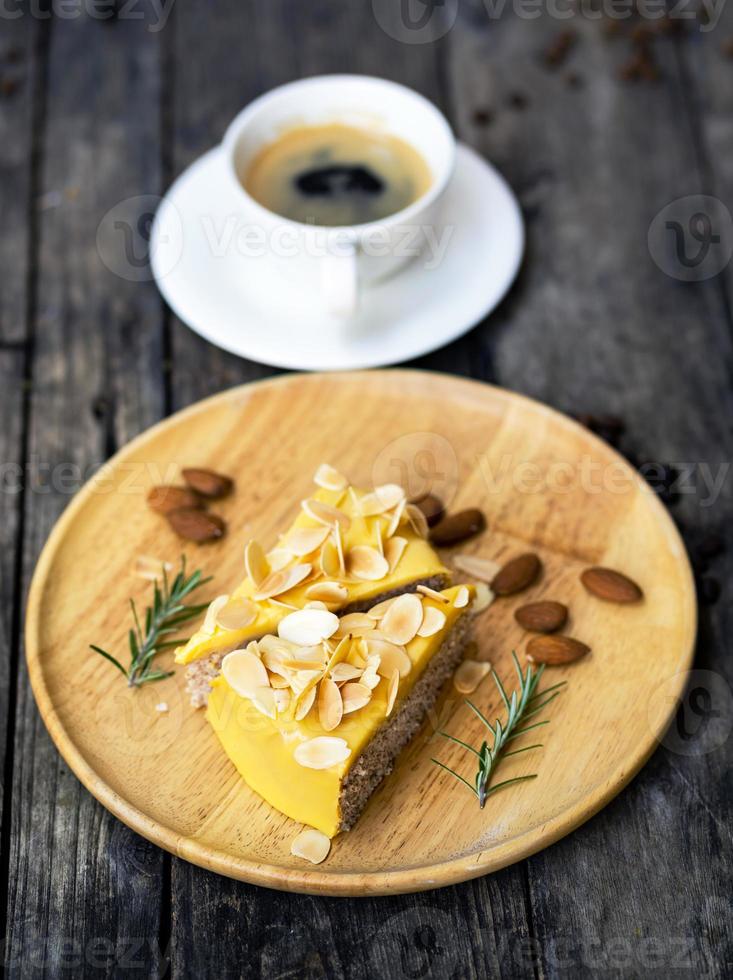 la vista superior de una taza de café con postre en una mesa de madera foto