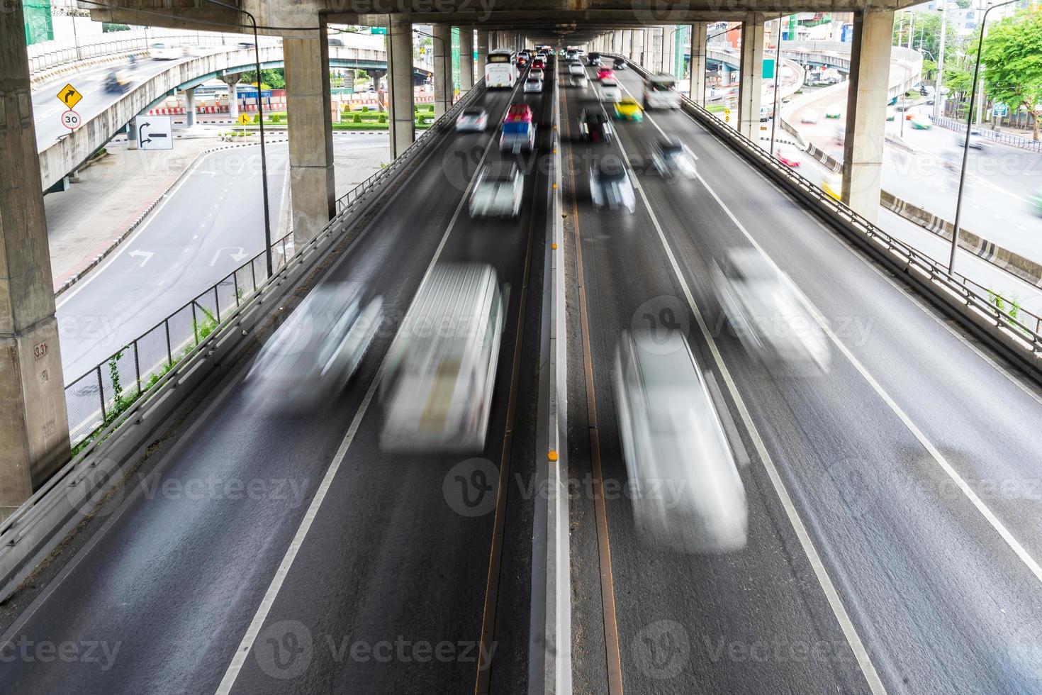 Desenfoque de movimiento del coche en la carretera de la ciudad foto