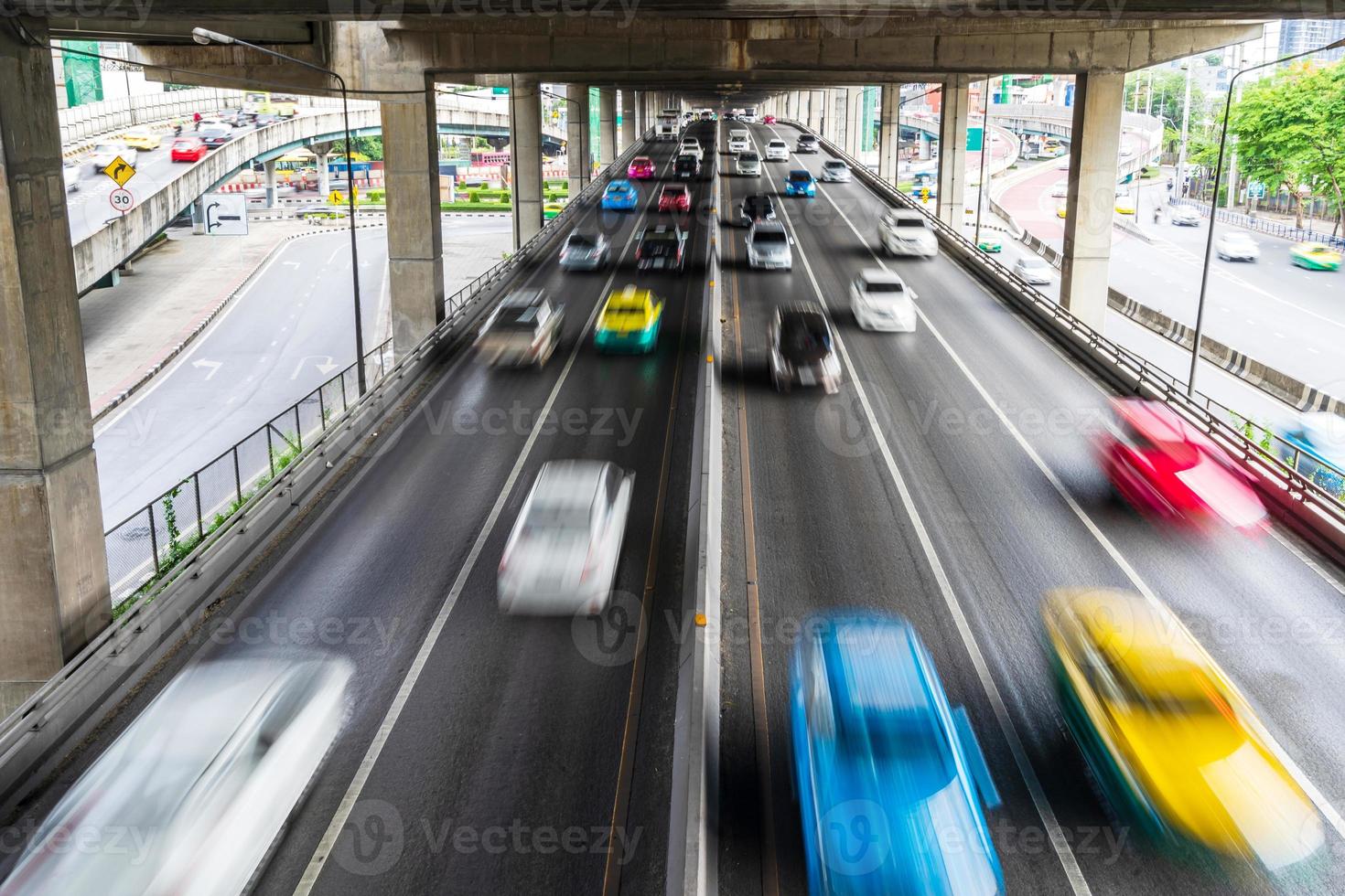 Desenfoque de movimiento del coche en la carretera de la ciudad foto