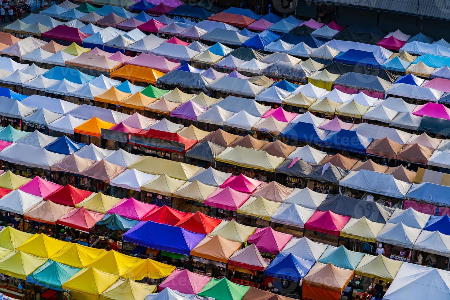 colorido mercado nocturno en tailandia foto