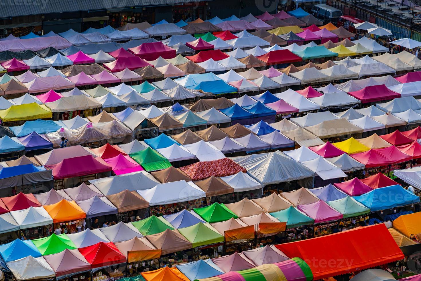 colorido mercado nocturno en tailandia foto