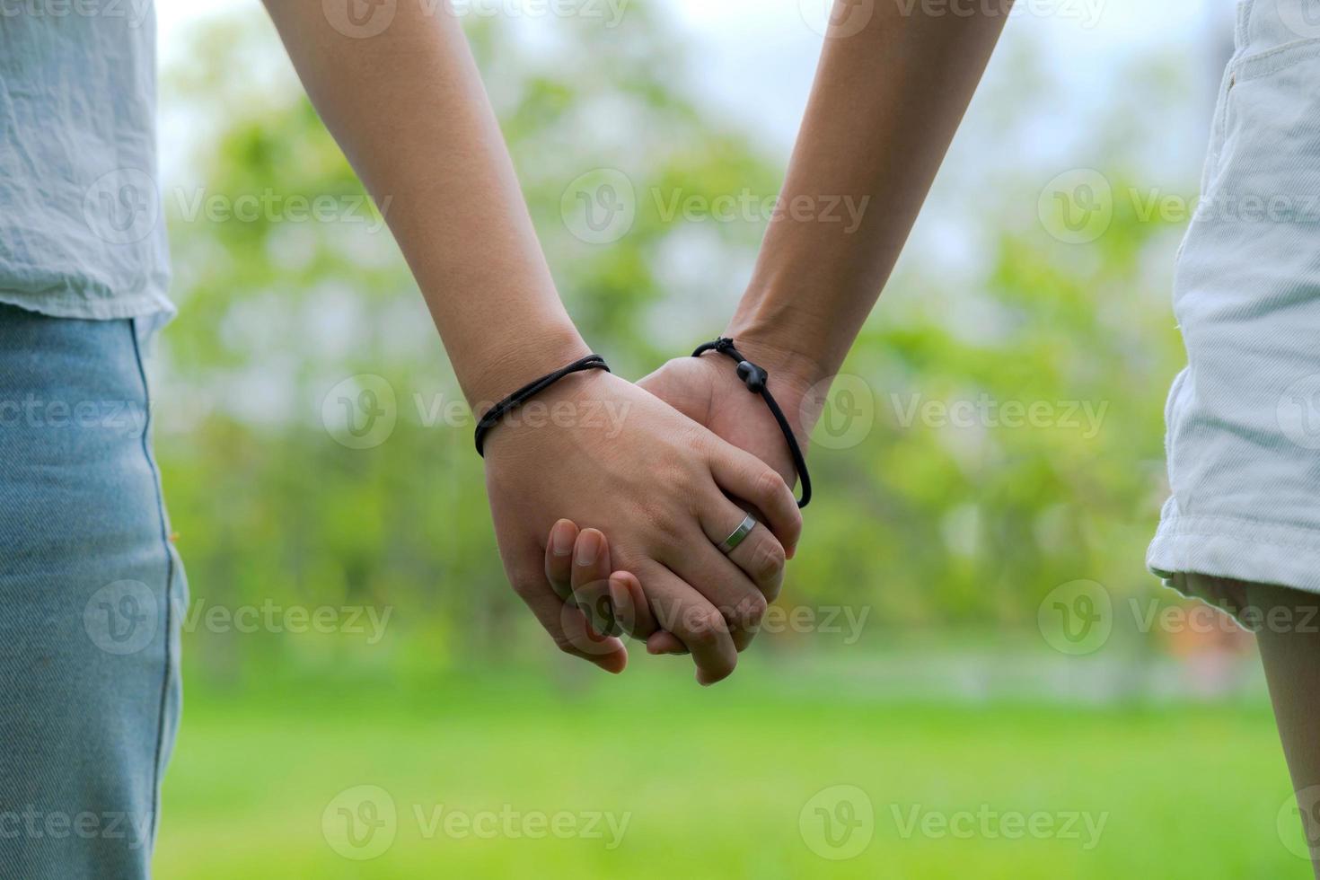 parejas tomados de la mano en el hermoso parque foto