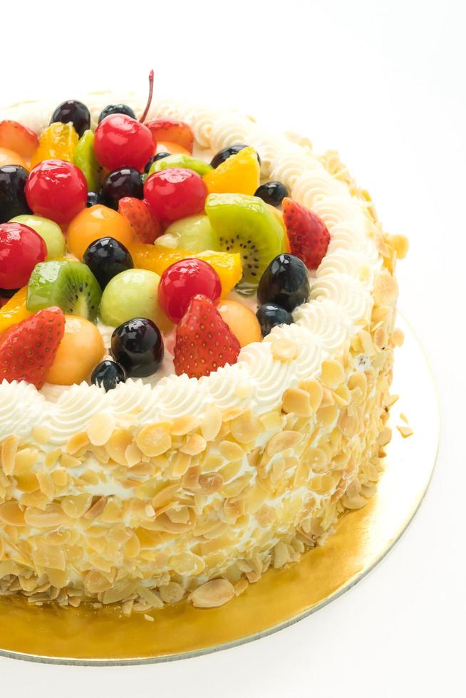 pastel de frutas sobre fondo blanco foto